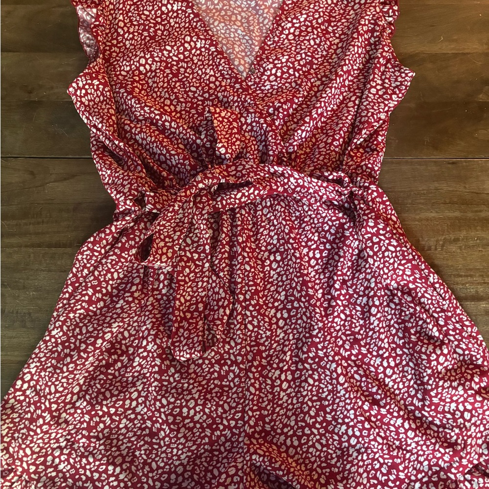 Cupshe- Red Ditsy V-Neck Flutter Sleeve Romper- NWT